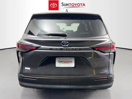 2022 Toyota Sienna LE