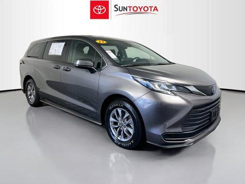 2022 Toyota Sienna LE