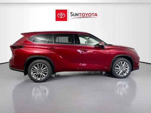 Ruby Flare Pearl 2026 Toyota Highlander Hybrid Platinum