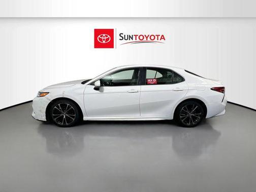 Super White 2018 Toyota Camry SE