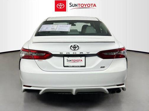 Super White 2018 Toyota Camry SE