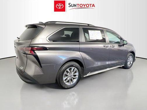 2024 Toyota Sienna XLE