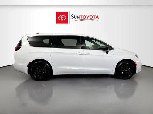 Bright White Clearcoat 2025 Chrysler Pacifica L