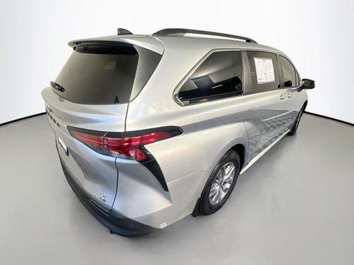 2022 Toyota Sienna LE