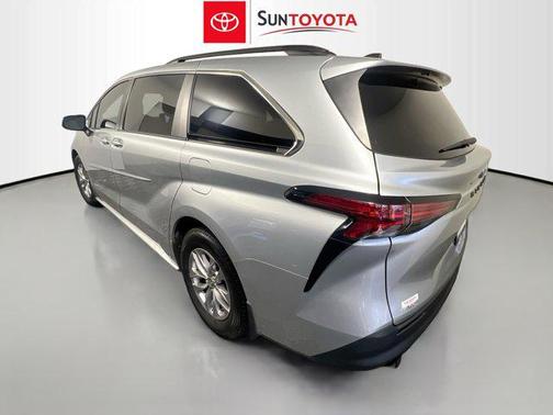 2022 Toyota Sienna LE