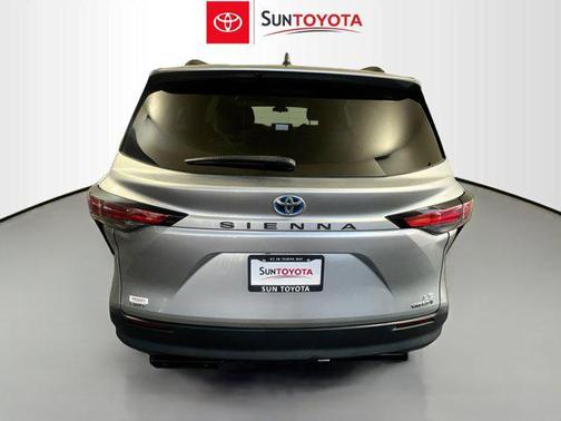 2022 Toyota Sienna LE