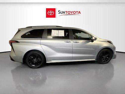 2022 Toyota Sienna LE