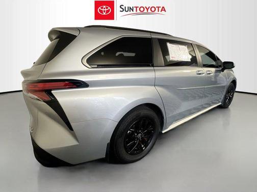 2022 Toyota Sienna LE