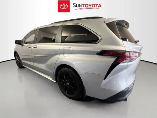 2022 Toyota Sienna LE