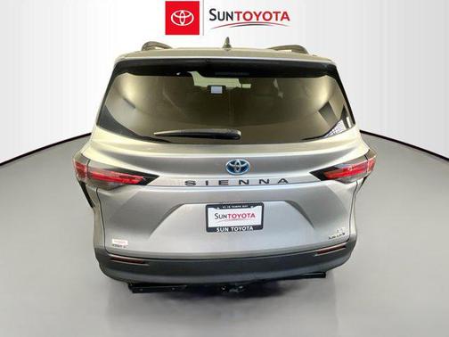 2022 Toyota Sienna LE