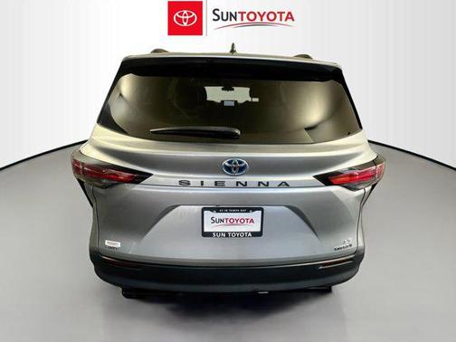 2022 Toyota Sienna LE