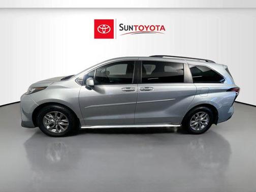 2022 Toyota Sienna LE