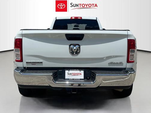 Bright White Clearcoat 2024 RAM 3500 Big Horn Crew Cab 4x4 8' Box