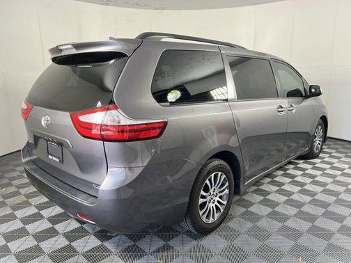 2018 Toyota Sienna XLE
