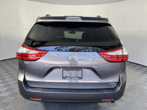 2018 Toyota Sienna XLE