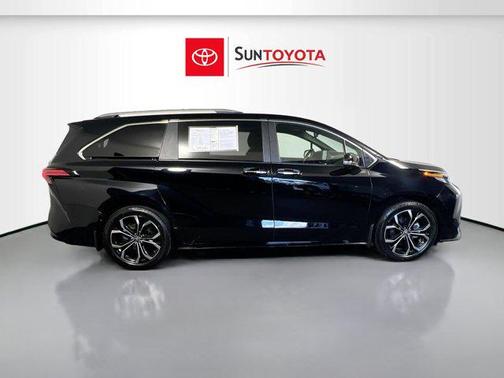 2025 Toyota Sienna Platinum