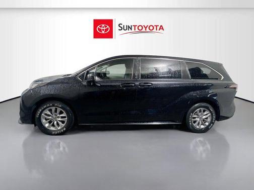 2022 Toyota Sienna LE
