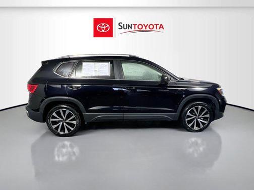 Deep Black Pearl 2024 Volkswagen Taos 1.5T SE