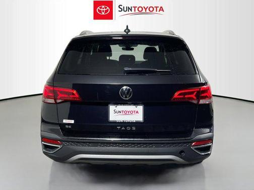 Deep Black Pearl 2024 Volkswagen Taos 1.5T SE