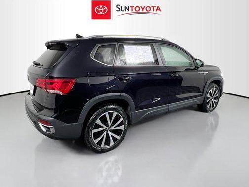 Deep Black Pearl 2024 Volkswagen Taos 1.5T SE