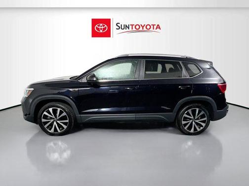 Deep Black Pearl 2024 Volkswagen Taos 1.5T SE