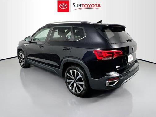Deep Black Pearl 2024 Volkswagen Taos 1.5T SE