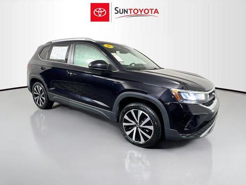 Deep Black Pearl 2024 Volkswagen Taos 1.5T SE