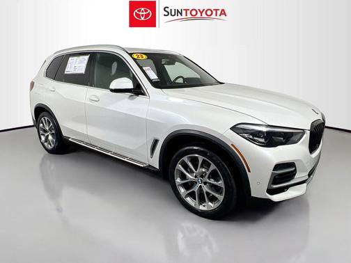 White Metallic 2023 BMW X5 xDrive40i