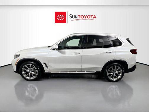 White Metallic 2023 BMW X5 xDrive40i