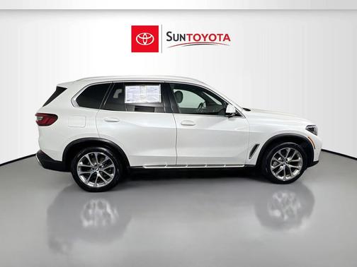 White Metallic 2023 BMW X5 xDrive40i