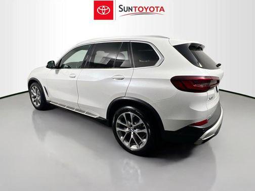 White Metallic 2023 BMW X5 xDrive40i