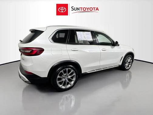 White Metallic 2023 BMW X5 xDrive40i