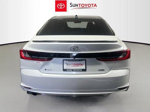 Wind Chill Pearl/Midnight Black Metallic 2025 Toyota Camry XSE