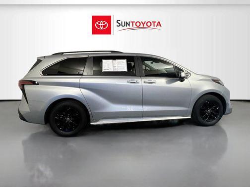 2022 Toyota Sienna LE
