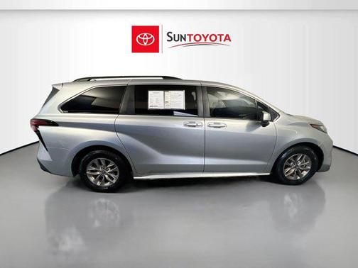 2022 Toyota Sienna LE