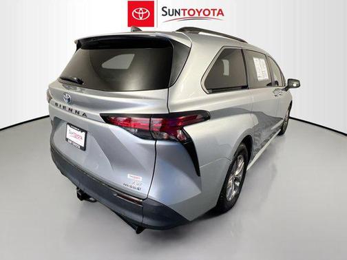 2022 Toyota Sienna LE