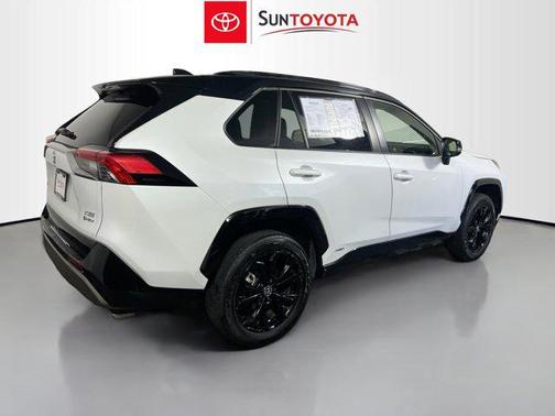 Wind Chill Pearl/Midnight Black Metallic 2025 Toyota RAV4 Hybrid SE