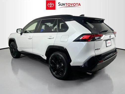 Wind Chill Pearl/Midnight Black Metallic 2025 Toyota RAV4 Hybrid SE