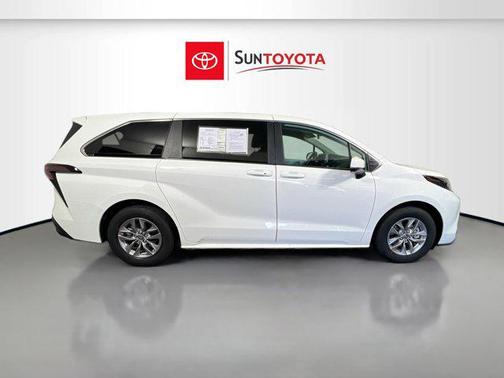 2025 Toyota Sienna LE
