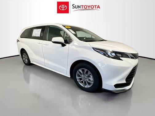 2025 Toyota Sienna LE