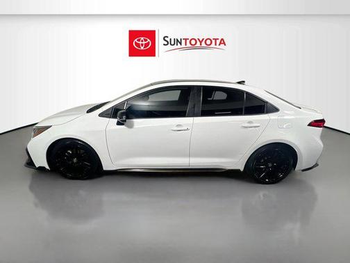 Super White w/Black Sand Pearl Roof 2021 Toyota Corolla SE