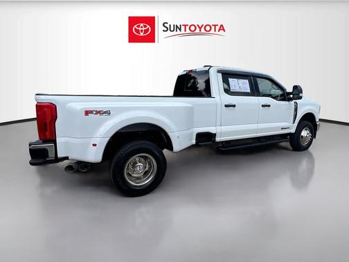 Oxford White 2025 Ford F-350 XLT