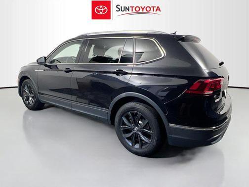 Deep Black Pearl 2024 Volkswagen Tiguan 2.0T SE