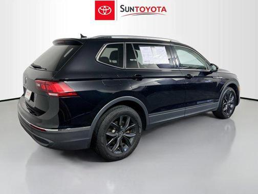 Deep Black Pearl 2024 Volkswagen Tiguan 2.0T SE