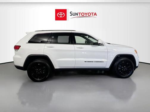 Bright White Clearcoat 2022 Jeep Grand Cherokee Laredo