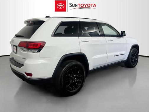 Bright White Clearcoat 2022 Jeep Grand Cherokee Laredo