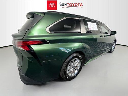 2021 Toyota Sienna XLE 8 Passenger