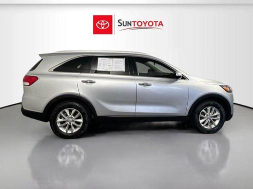 Sparkling Silver 2018 Kia Sorento LX