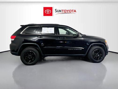 Diamond Black Crystal Pearlcoat 2019 Jeep Grand Cherokee Laredo