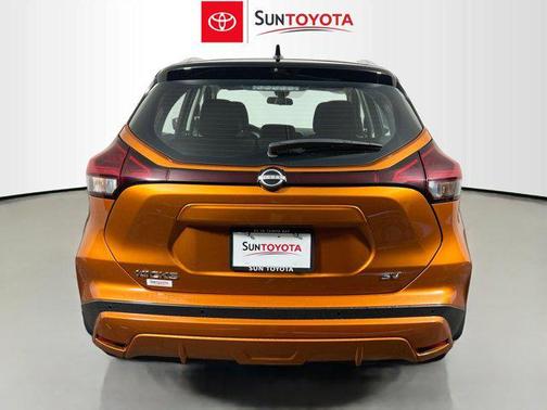 Monarch Orange Metallic/Super Black 2023 Nissan Kicks SV